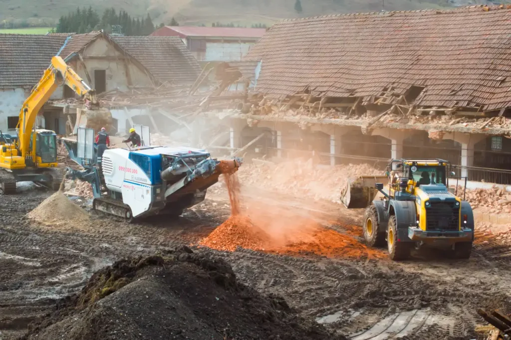 Mobilný drvič Kleemann a nakladač počas demolácie a spracovania stavebného odpadu