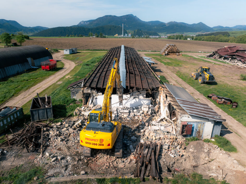 Demolácia hospodárskej budovy