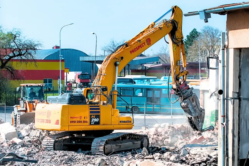 Komatsu demolácia budov